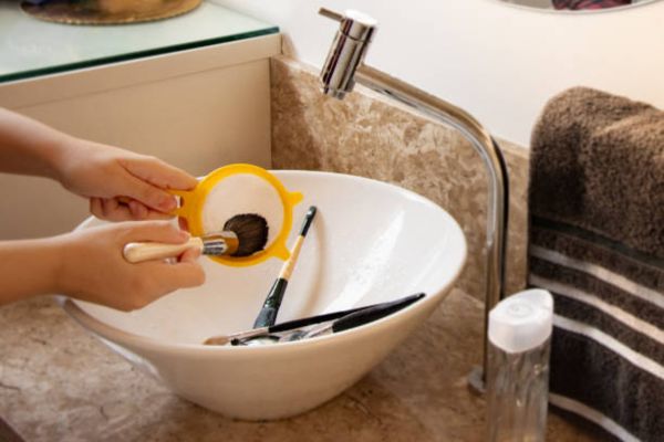 How to Clean Makeup Brushes